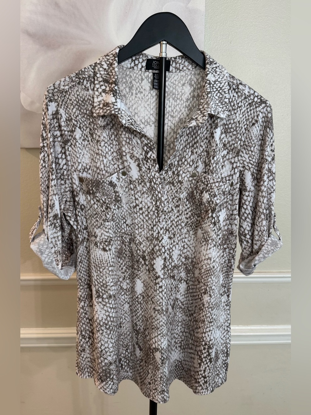 Jones New York Snake-Print V-Neck Blouse! Size Medium. π - Picture 5 of 12